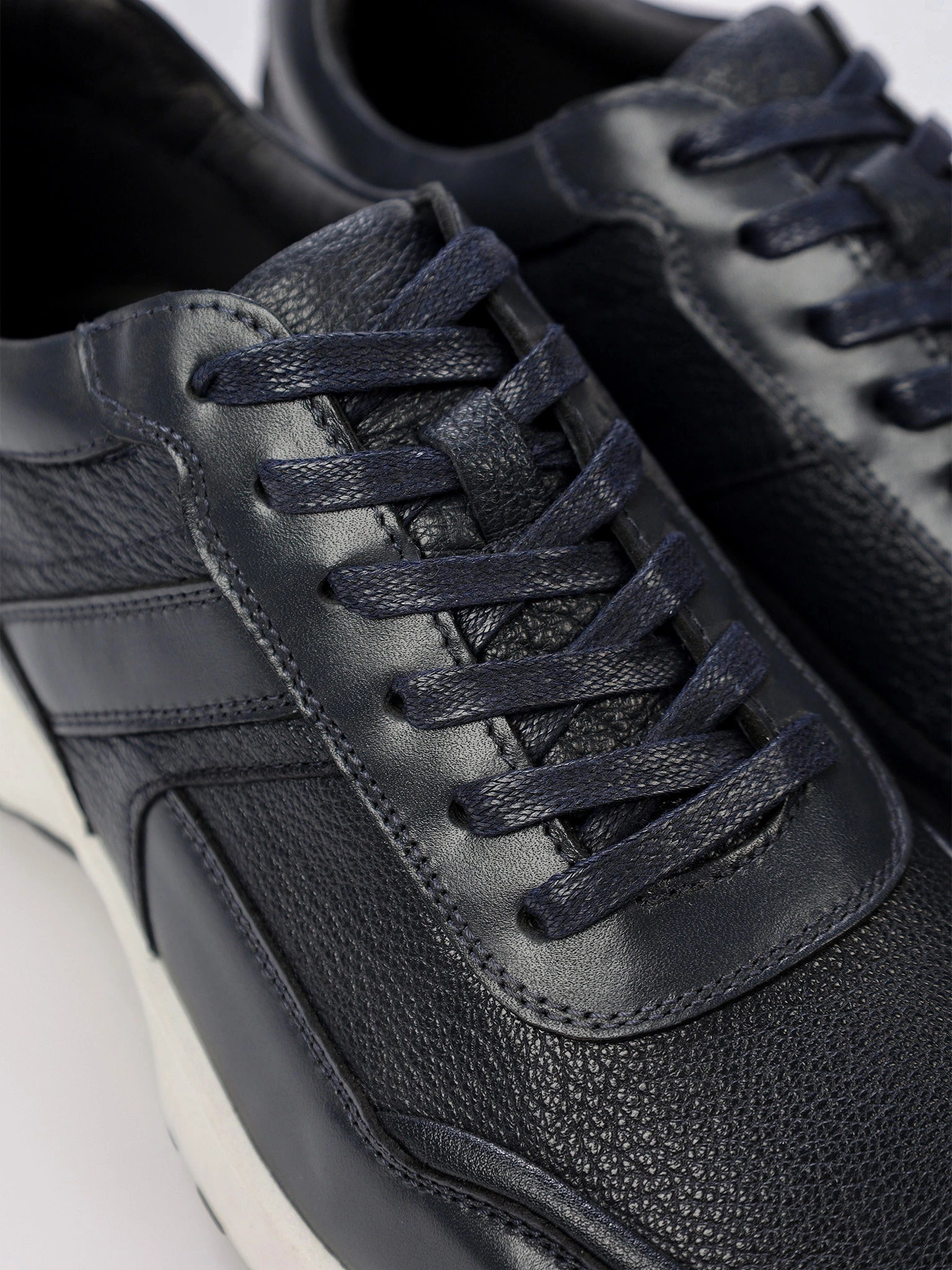 Кроссовки темно-синего цвета на средней контрастной подошве